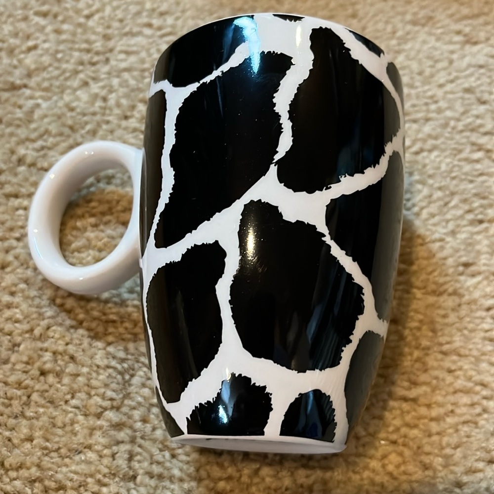 Mary Kay black and white giraffe pattern mug, colored inside